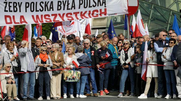 Polská opozice doufá, že se PiS nepodaří ve volbách získat většinu.