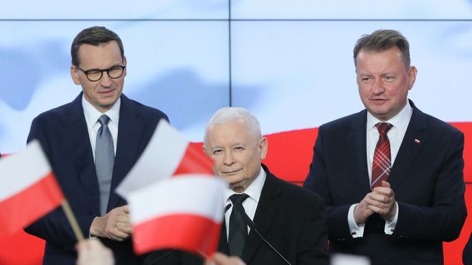 Právo a spravedlnost v čele s Jaroslawem Kaczyńským (uprostřed) zřejmě už nebude schopné sestavit vládu.