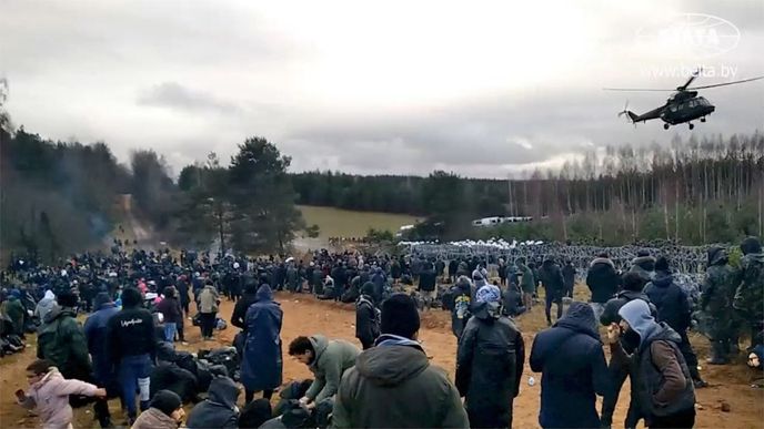 Polsko tvrdí, že situace na hranici s Běloruskem se zhoršila a do země se pokusila proniknout velká skupina lidí.