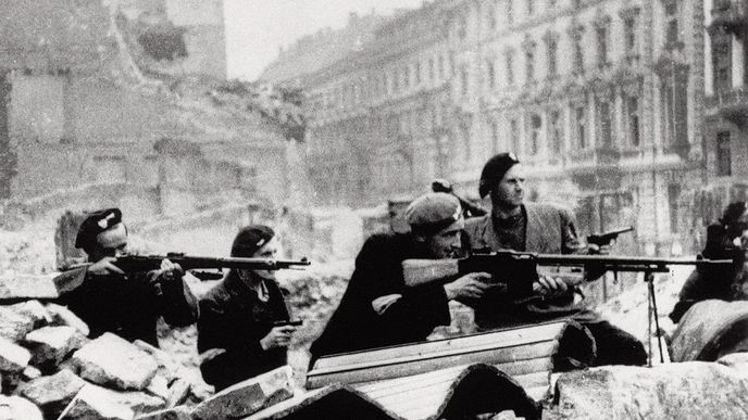 Polští bojovníci během varšavského povstání (1. 8.–2. 10. 1944) na barikádách se zoufalou odvahou čelili mnohem lépe vyzbrojeným a zkušenějším protivníkům