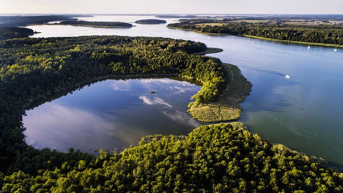 Božská Mazurská jezerní plošina: Nachází se na&nbsp;severovýchodě země, je to oblast hustých lesů a&nbsp;najdete zde především přes 2700 jezer, přičemž do&nbsp;tohoto počtu se počítají pouze vodní plochy větší než jeden hektar. Jezera propojují četné ka­nály, díky nimž lze plout na&nbsp;lodi i&nbsp;několik týdnů bez přerušení. U&nbsp;města Kętrzyn najdete Hitlerův hlavní stan, známý jako&nbsp;Vlčí doupě.