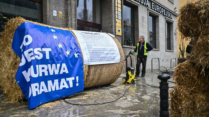 Polští zemědělci stále protestují proti ukrajinskému obilí, problémem jsou však i produkty z Ruska a Běloruska.