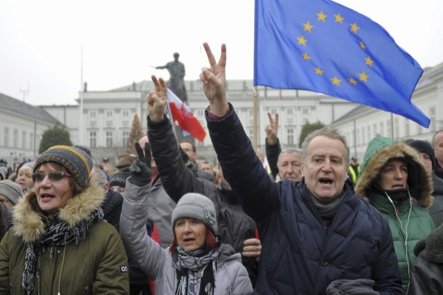 Polskem otřásají demonstrace po schválení státního rozpočtu. Podle opozice bylo hlasování nelegální.