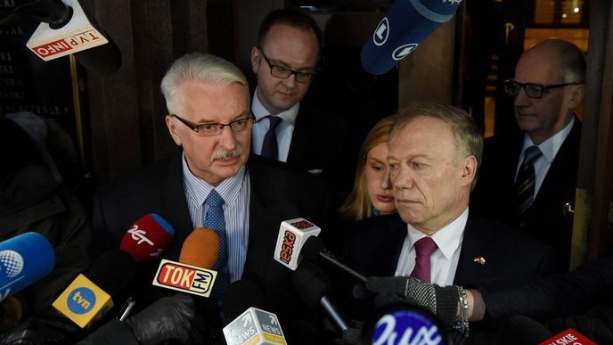 Polský ministr zahraničí Witold Waszczykowski (vlevo) a německý velvyslanec v Polsku Rolf Nikel