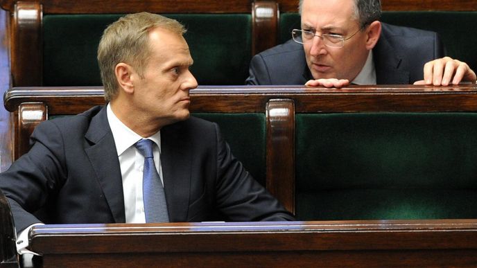 Polský premiér Donald Tusk (vlevo) v rozhovru s ministrem vnitra Bartlomiejem Sienkiewiczem Polský premiér Donald Tusk (vlevo) v rozhovru s ministrem vnitra Bartlomiejem Sienkiewiczem