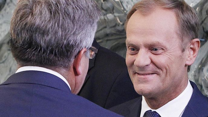 Polský premiér Donald Tusk (vpravo) složil funkci. Na snímku s prezidentem Polska Bronislawem Komorovskim