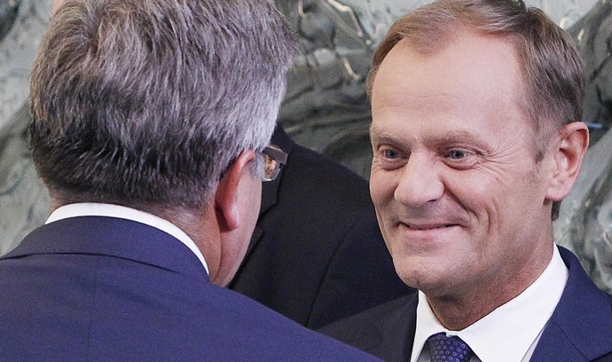 Polský premiér Donald Tusk (vpravo) složil funkci. Na snímku s prezidentem Polska Bronislawem Komorovskim