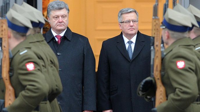 Polský prezident Bronislaw Komorowski se svým protějškem Petrem Porošenkem