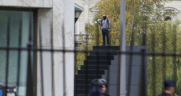Drama v centru Varšavy: Na památník vylezl muž a hrozil, že se odpálí. Policie ho zadržela