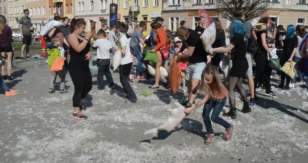 V Hradci Králové vypukla polštářová válka.