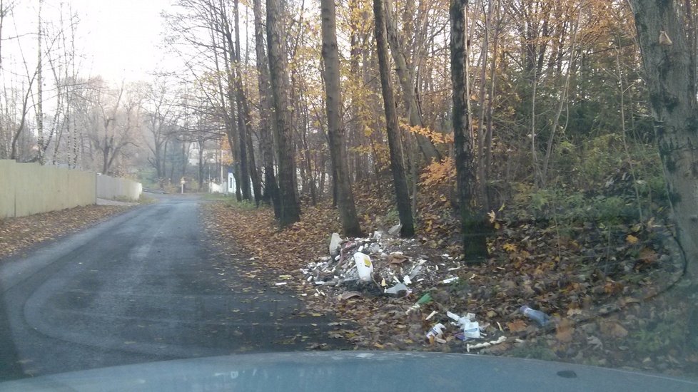 Volná skládka polystyrenu ohrožuje zdraví lidí.