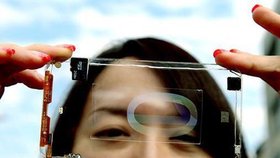 To není sci-fi: V Tchajwanu chystají průhledný chytrý telefon!