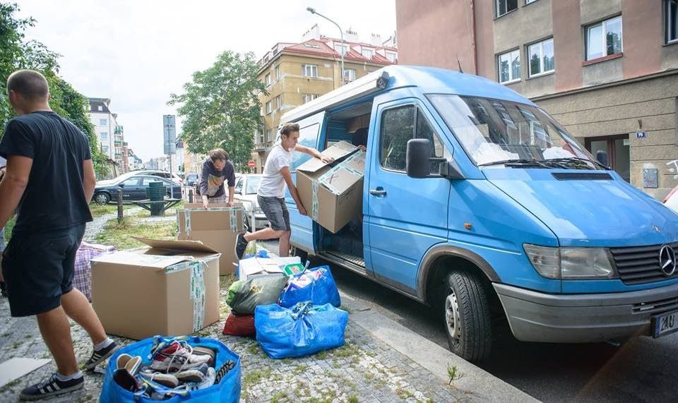 Dobrovolníci pomáhají uprchlíků nejen na hraničních přechodech, ale také v detenčních zařízeních nebo na pražském hlavním nádraží.