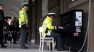 Známe skladbu hrajícího policisty, umělec je stále anonymní