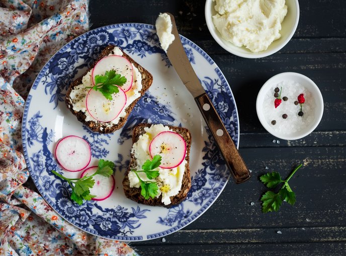 Někdo dává přednost jednoduché česnekové pomazánce jen ze tří ingrediencí, z tvarohu, másla a česneku. Který recept je ten váš?