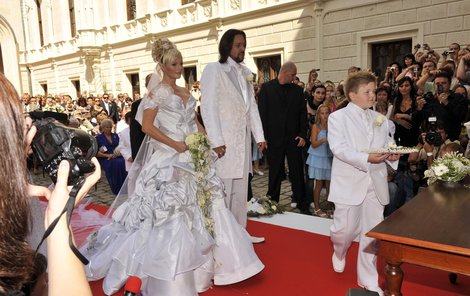 Ona, on i Ivetin syn Artur byli na svatbě v bílém.