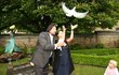 Konečně přestalo na chvilku pršet a novomanželé mohli pustit holubičky.