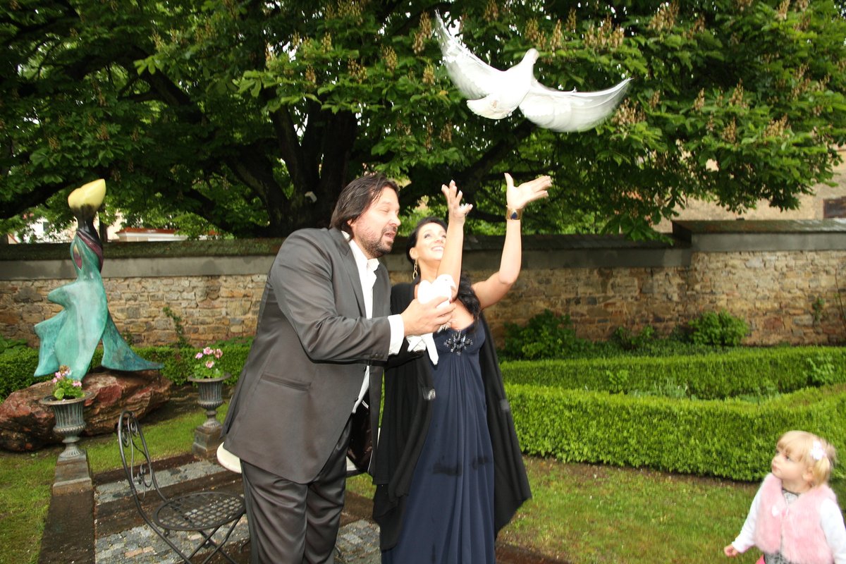 Konečně přestalo na chvilku pršet a novomanželé mohli pustit holubičky.
