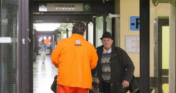 Kvůli nesnesitelným bolestem Jiří už neudělá krok ani o berli. U převozu byl jeho otec.