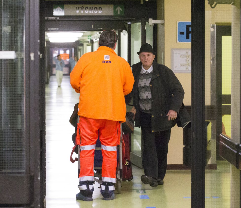 Kvůli nesnesitelným bolestem Jiří už neudělá krok ani o berli. U převozu byl jeho otec.