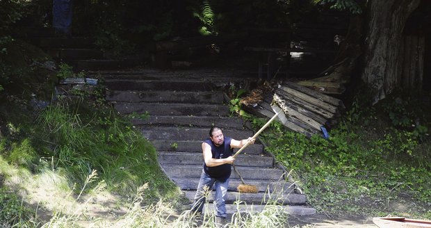 Aby se Jirka dostal do civilizace, musí použít lodičku. Nejdříve však bylo nutné odházet bahno...