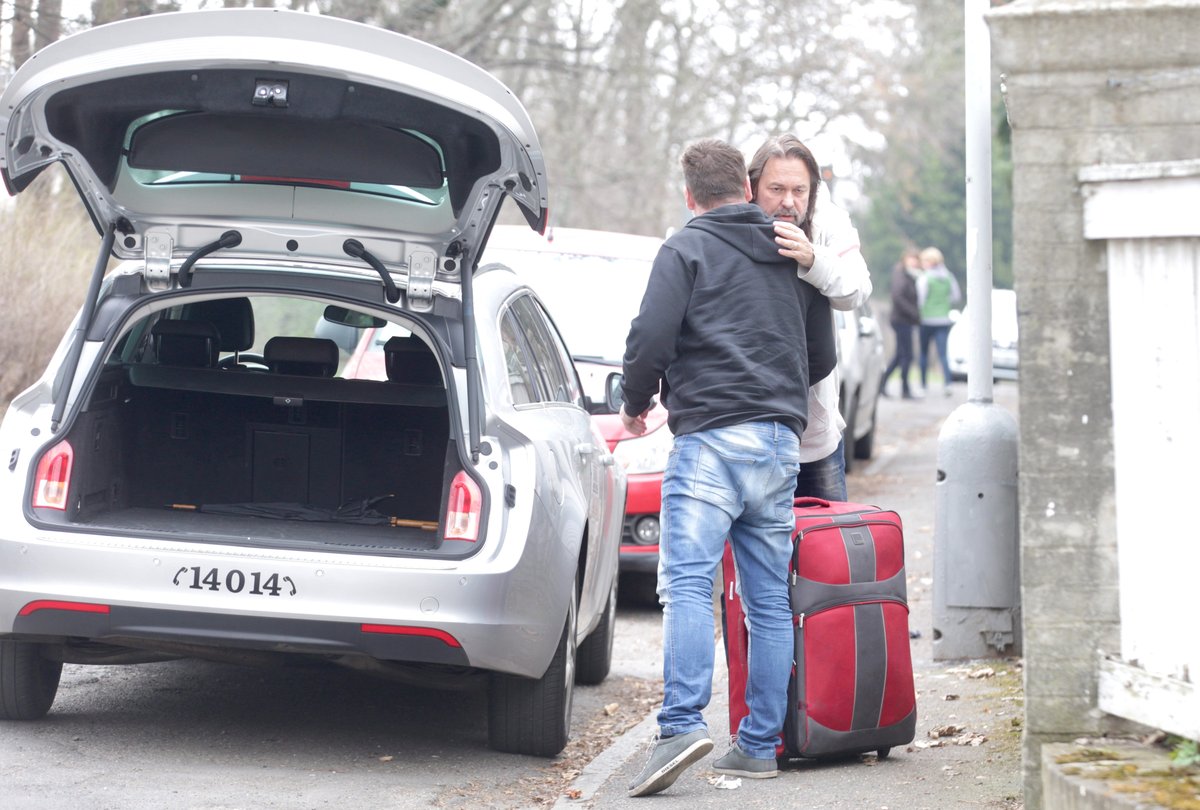 Do azylu u kamaráda se přestěhoval taxíkem.