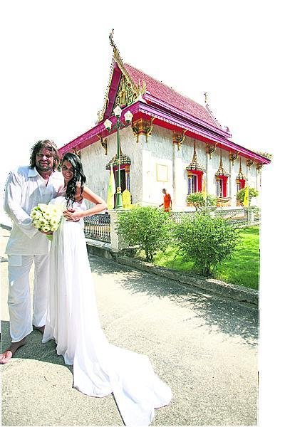 Novomanželé před buddhistickým chrámem