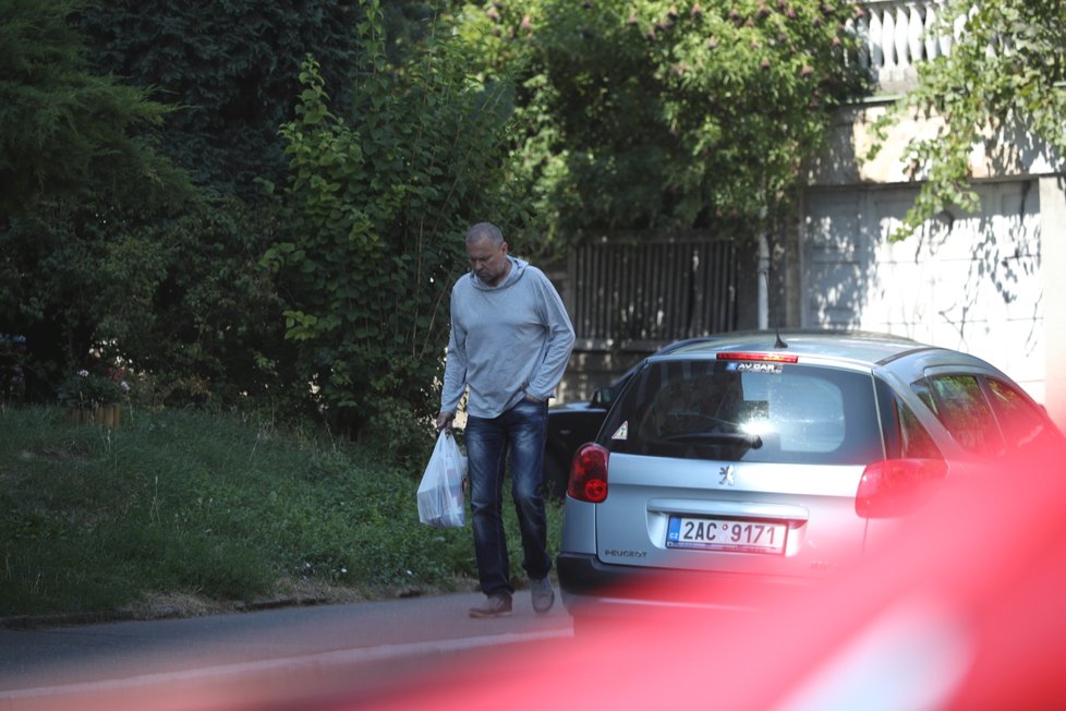 Jiří Pomeje si šel koupit levné pivo v pet lahvi.