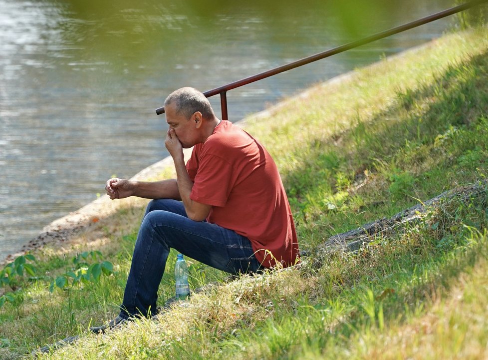 Jiří Pomeje při koupání v řece