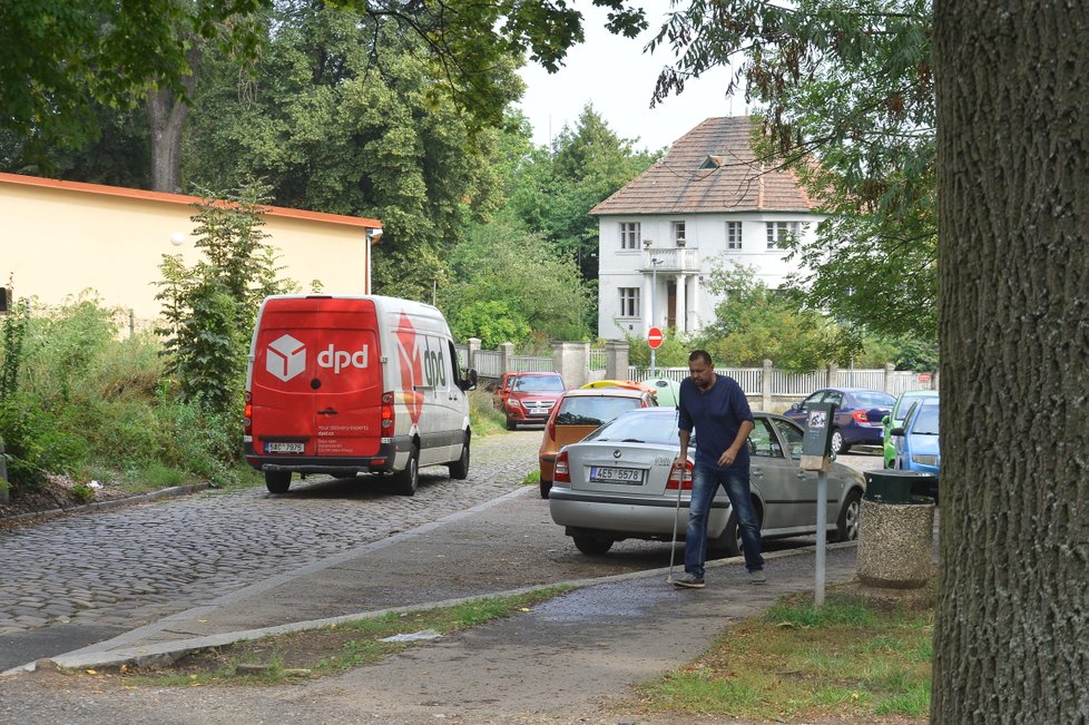 Jiří Pomeje chodí o berli.