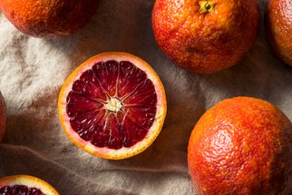 Krvavé pomeranče nejsou nic přibarveného. Jde o ojedinělé ovoce, které můžete ochutnat právě teď!