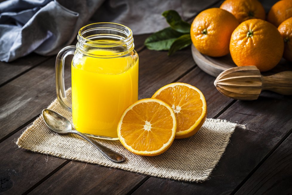 Sklenice pomerančové šťávy obsahuje vaši denní dávku vitaminu C.