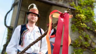 Vyrovnáme šance. Vláda ženám rozdá na Velikonoční pondělí nunčaky na obranu před koledníky, potvrdil Babiš Vyrovnáme šance. Vláda ženám rozdá na Velikonoční pondělí nunčaky na obranu před koledníky, potvrdil Babiš