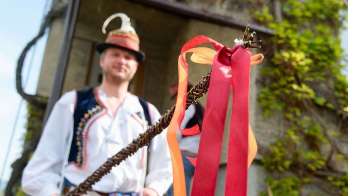 Velikonoční pondělí je spojené s koledováním a pomlázkou. Velikonoční pondělí je spojené s koledováním a pomlázkou.