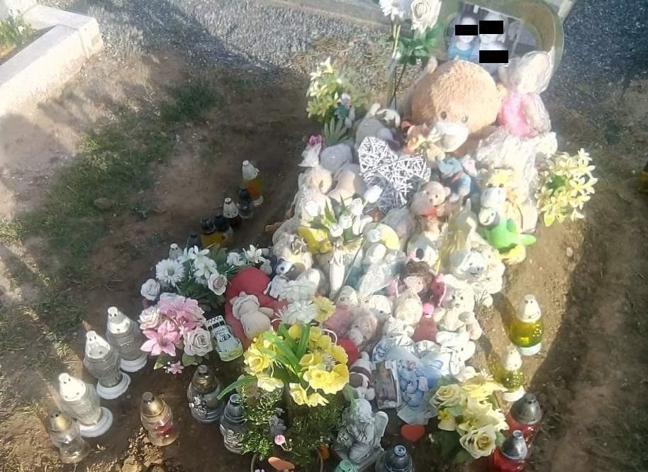 Takto vypadal letos v lednu hrob tří dětí, které zemřely v březnu 2018 při požáru na Znojemsku. Matka nemá peníze na pomníček.
