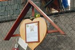 Pomníček u přechodu v Karviné-Fryštátě připomíná tragickou nehodu, která stála život mladé dívky