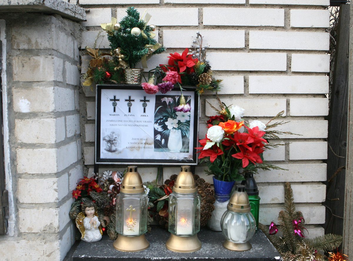 Pomníček obětem v Mukařově.