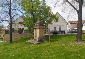 Pomník vojáků, kteří zemřeli během první světové války, se v Dolních Počernicích nachází na návsi před tamní radnicí.