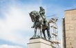Monumentální socha vojevůdce Žižky shlíží na metropoli od roku 1950.