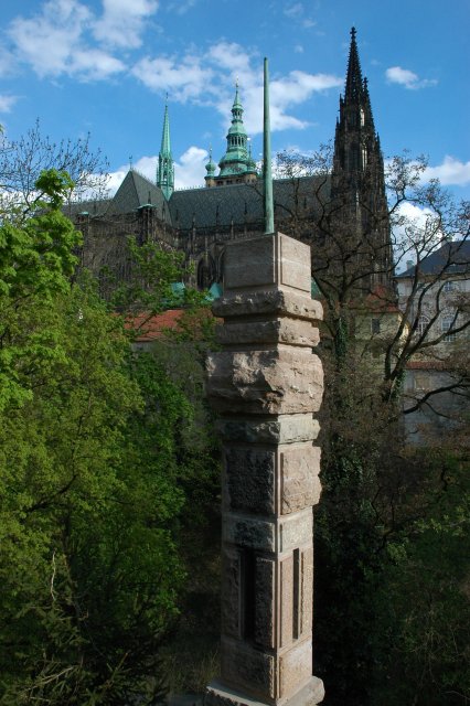 Památník padlým z posledních dnů 2. světové války které postříleli Němci v Jelením příkopu. Památník navrhl v plečnikovském duchu Otto Rothmayer. 