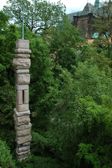 Památník padlým z posledních dnů 2. světové války které postříleli Němci v Jelením příkopu. Památník navrhl v plečnikovském duchu Otto Rothmayer. 