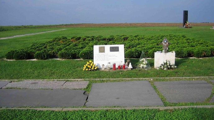 Pomník masakru na farmě Ovčara