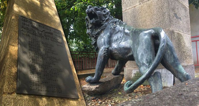 V Trojské ulici stojí pomník věnovaný obětem obou světových válek. Jejich památku střeží socha lva.