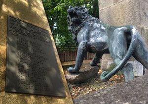 V Trojské ulici stojí pomník věnovaný obětem obou světových válek. Jejich památku střeží socha lva.