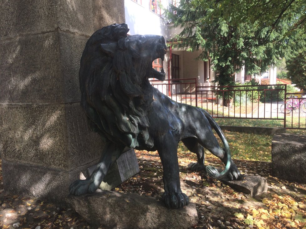 Dominantou pomníku je majestátně stojící lev, který symbolizuje houževnatost českého národa.