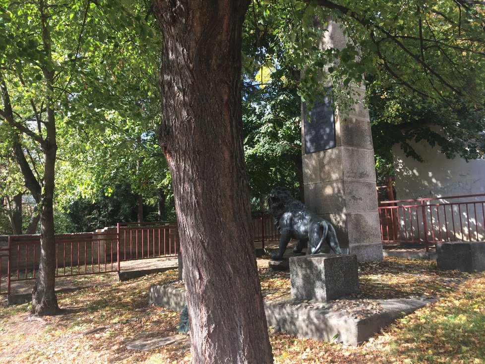 Obyvatelé Troji se během válečných let 1914 až 1918 vypravili do Velké války. Mnozí z nich se už nevrátili. Na jejich památku vznikl v Trojské ulici po roce 1945 pomník.