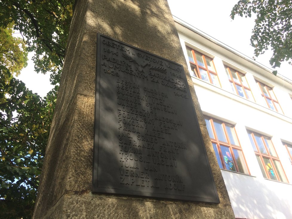 Na vysokém obelisku jsou vyznačena jména obětí nacistické okupace.