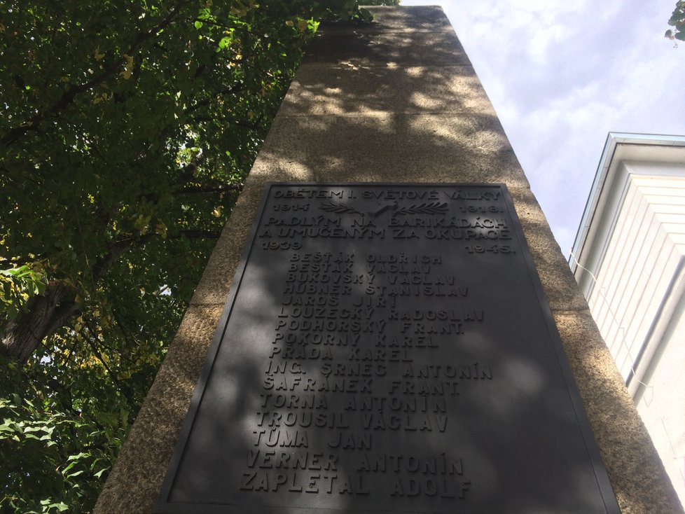Na vysokém obelisku jsou vyznačena jména obětí nacistické okupace.