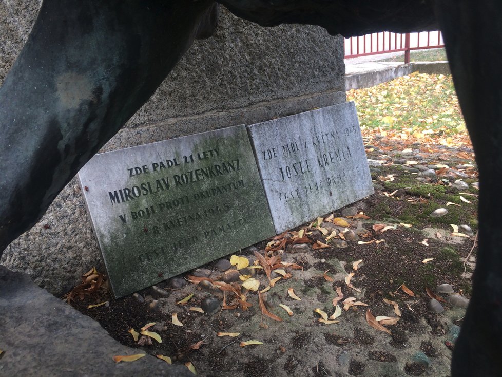 Na vysokém obelisku jsou vyznačena jména obětí nacistické okupace. Pomník ale upomíná i na oběti těch, kteří padli v důsledku první světové války.