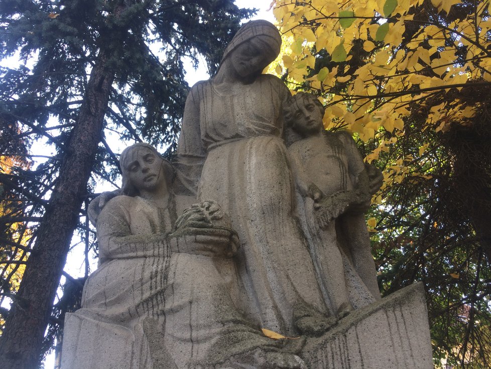 Libocký pomník obětem 1. světové války je v kontextu podobných památníků unikátní svým provedením. Ztvárňuje rodinu truchlící nad skonem vojáka.